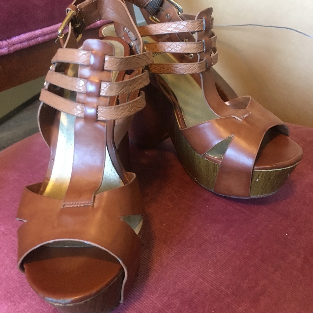 Guess wood wedges. Amazing gorgeous wood heels 😍